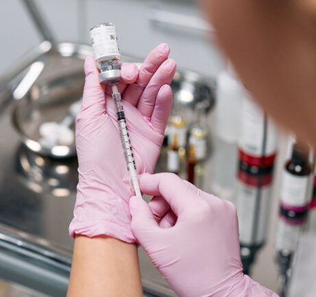 Aplikace biorevitaloizantů pro&nbsp;omlazení, zpevnění a&nbsp;rozzáření pleti.