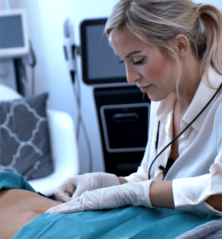 Expert metody Endolift MUDr. Ivana Grossová provádí lifting břicha a redukci tuku